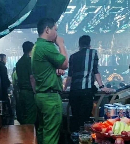 Hàng trăm đối tượng dương tính với ma túy trong quán bar sang nhất Biên Hòa - ảnh 1