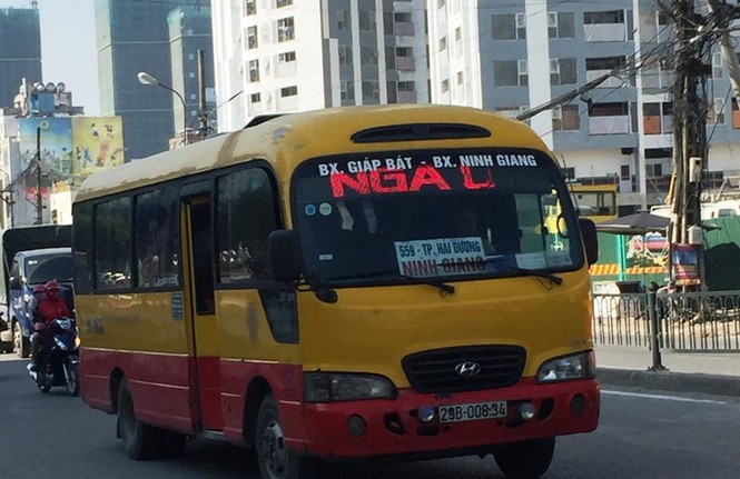 Cận cảnh xe khách tung hoành trái phép trên đường tắc nghẽn của Thủ đô - ảnh 3