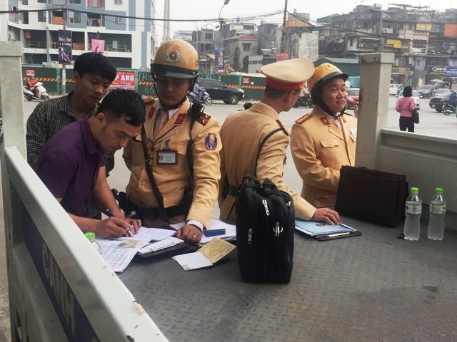 Hà Nội xử lý xe hàng loạt xe khách tung hoành trái tuyến gây tắc nghẽn - ảnh 4