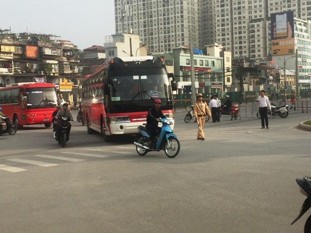 Hà Nội xử lý xe hàng loạt xe khách tung hoành trái tuyến gây tắc nghẽn - ảnh 6