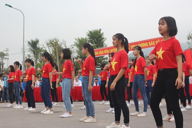 Hoa hậu Tiểu Vy xinh đẹp làm MC Giải Việt dã leo núi ở Bắc Giang - ảnh 4