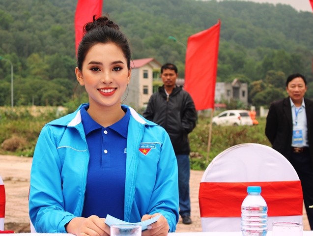 Hoa hậu Tiểu Vy xinh đẹp làm MC Giải Việt dã leo núi ở Bắc Giang - ảnh 1