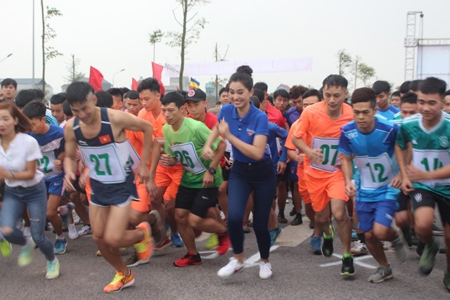 Hoa hậu Tiểu Vy xinh đẹp làm MC Giải Việt dã leo núi ở Bắc Giang - ảnh 2
