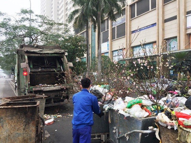 Công nhân môi trường nhọc nhằn dọn dẹp đào, quất sau Tết - ảnh 2