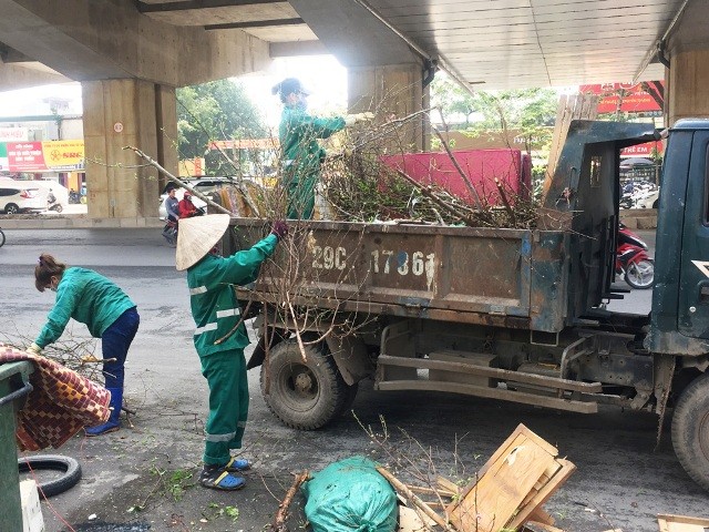 Công nhân môi trường nhọc nhằn dọn dẹp đào, quất sau Tết - ảnh 6