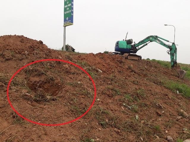Đào hàng loạt hố, chôn lấp rác vào thân đê sau chỉnh trang - ảnh 1