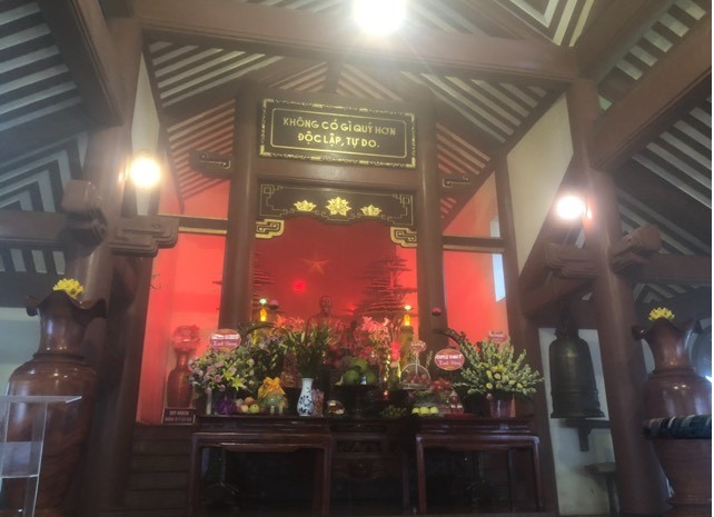 Dòng người đổ về thăm đền thờ Bác Hồ trên đỉnh núi Ba Vì - ảnh 2