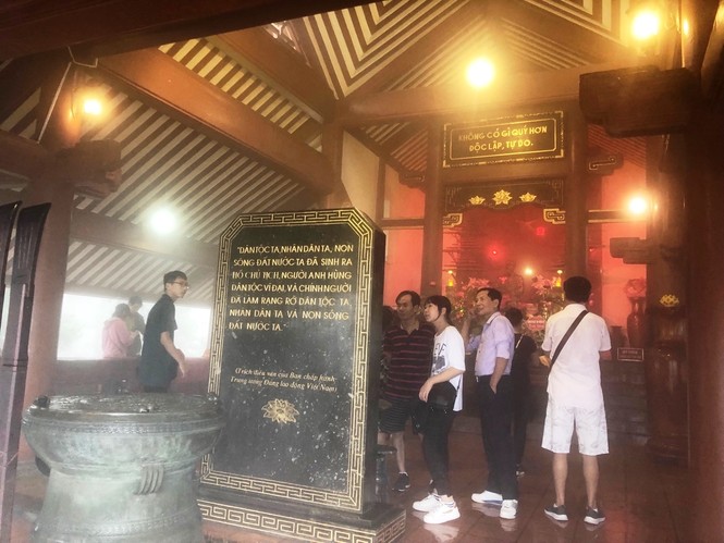 Dòng người đổ về thăm đền thờ Bác Hồ trên đỉnh núi Ba Vì - ảnh 1