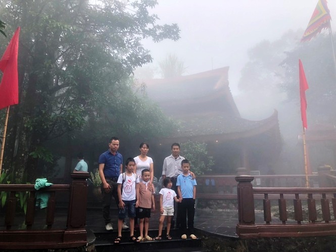 Dòng người đổ về thăm đền thờ Bác Hồ trên đỉnh núi Ba Vì - ảnh 6