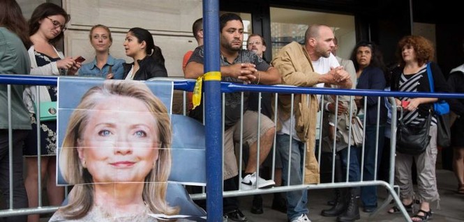 Người Mỹ xếp hàng dài trong lễ ra mắt sách của Hillary Clinton - ảnh 4