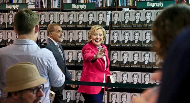 Người Mỹ xếp hàng dài trong lễ ra mắt sách của Hillary Clinton - ảnh 11
