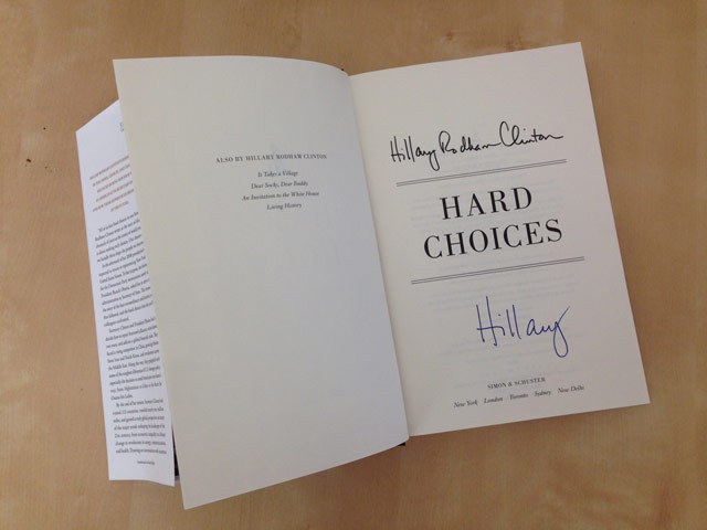 Người Mỹ xếp hàng dài trong lễ ra mắt sách của Hillary Clinton - ảnh 15