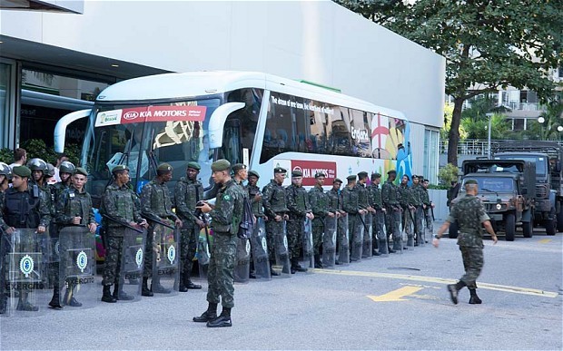 Tuyển Anh được bảo vệ trong 'vòng thép' của các tay súng - ảnh 7