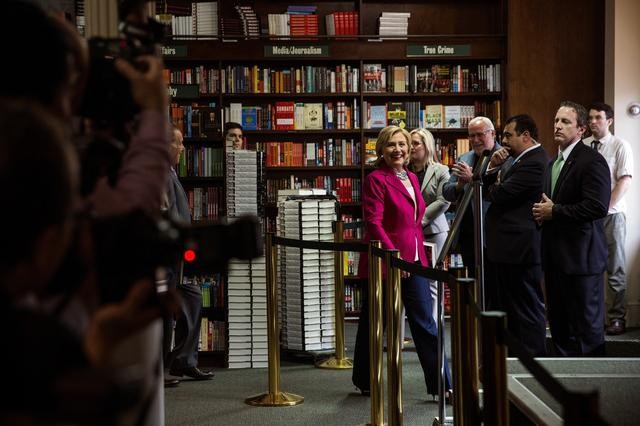 Người Mỹ xếp hàng dài trong lễ ra mắt sách của Hillary Clinton - ảnh 6