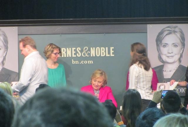 Người Mỹ xếp hàng dài trong lễ ra mắt sách của Hillary Clinton - ảnh 10