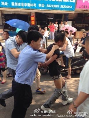 Trung Quốc: Mang bom tự chế tấn công đồn cảnh sát - ảnh 2