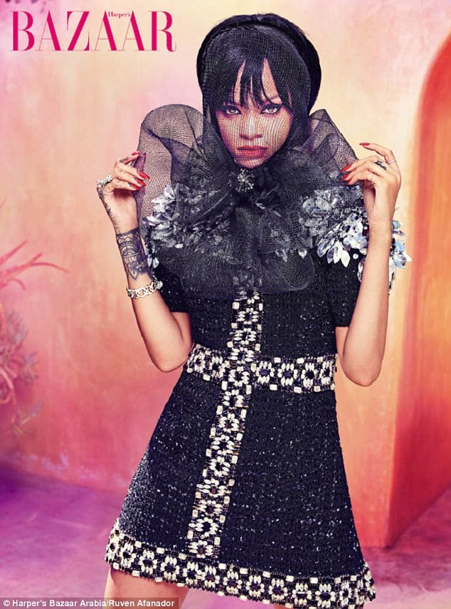 Rihanna bất ngờ “kín như bưng” trên tạp chí Bazaar - ảnh 2
