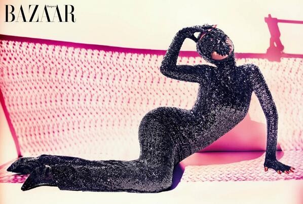 Rihanna bất ngờ “kín như bưng” trên tạp chí Bazaar - ảnh 6