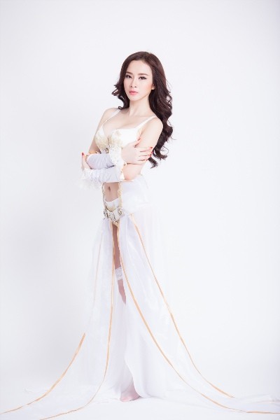 Angela Phương Trinh nóng bỏng chụp ảnh game - ảnh 3