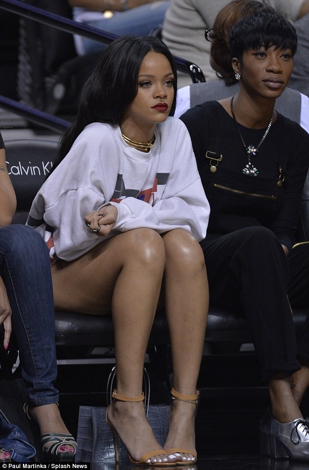 Rihanna diện short ngắn cũn xem tình cũ chơi bóng rổ - ảnh 5