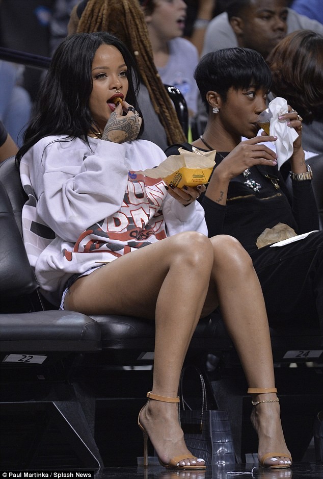 Rihanna diện short ngắn cũn xem tình cũ chơi bóng rổ - ảnh 6