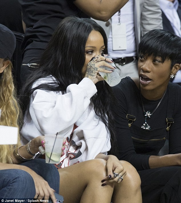 Rihanna diện short ngắn cũn xem tình cũ chơi bóng rổ - ảnh 8