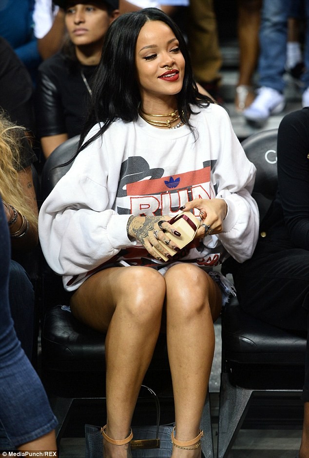 Rihanna diện short ngắn cũn xem tình cũ chơi bóng rổ - ảnh 11