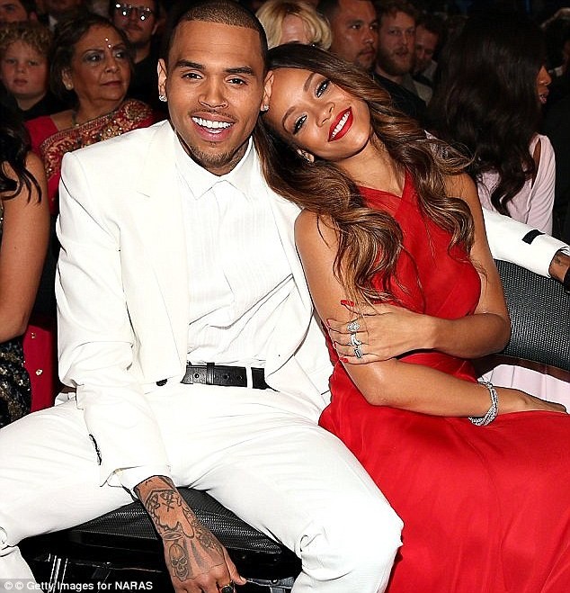 Rihanna diện short ngắn cũn xem tình cũ chơi bóng rổ - ảnh 12