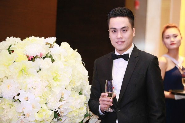 Sau lần cùng dội nước đá, Hà Hồ hôn má Đàm Vĩnh Hưng - ảnh 17