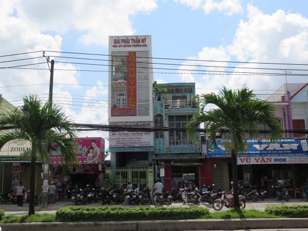 Cướp thẩm mỹ viện giữa ban ngày, lấy hàng trăm triệu đồng - ảnh 1