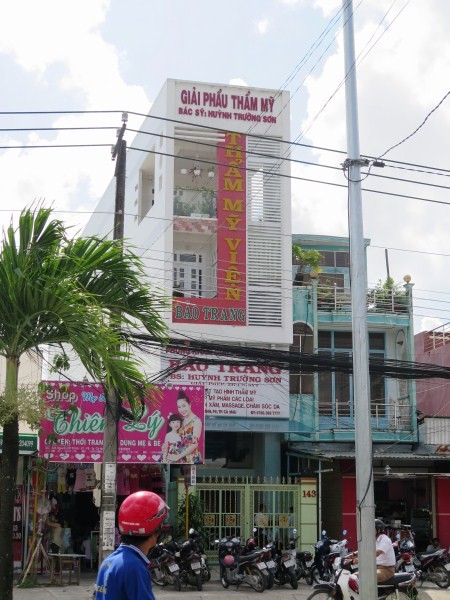 Cướp thẩm mỹ viện giữa ban ngày, lấy hàng trăm triệu đồng - ảnh 2