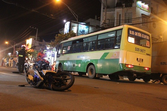 Say men, hai thanh niên tông xe buýt rồi bất tỉnh - ảnh 1