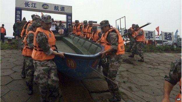 Trung Quốc chạy đua thời gian cứu nạn nhân trên tàu chìm - ảnh 34