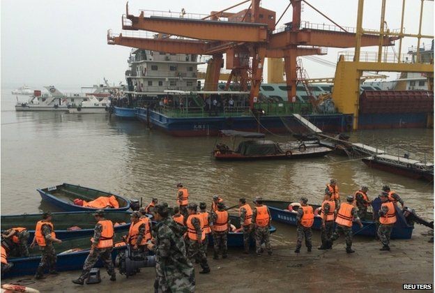 Trung Quốc chạy đua thời gian cứu nạn nhân trên tàu chìm - ảnh 35