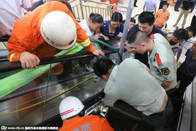Thang cuốn 'nuốt' tay trái bé gái 3 tuổi - ảnh 2