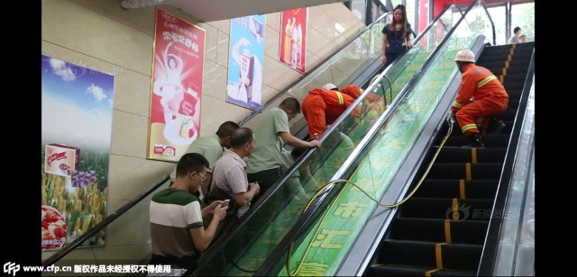 Thang cuốn 'nuốt' tay trái bé gái 3 tuổi - ảnh 1
