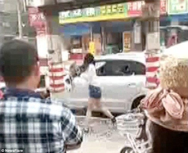 Cô gái cầm gạch đập nát xe Audi Q3 vì giận người yêu - ảnh 2