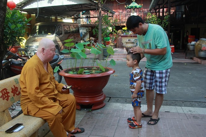 Bên trong ngôi chùa không đốt vàng mã suốt 20 năm - ảnh 1