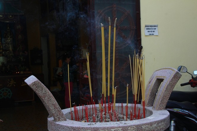Bên trong ngôi chùa không đốt vàng mã suốt 20 năm - ảnh 4