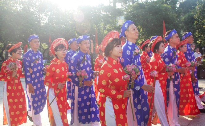 Lễ cưới tập thể, hạnh phúc, thanh niên công nhân, Nhà thiếu nhi TPHCM, đám cưới, vui vẻ, áo dài - ảnh 1