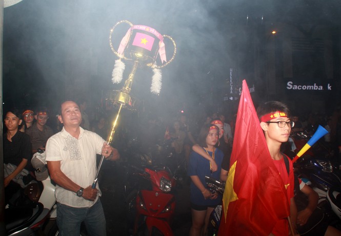 Thú vị hình ảnh đi cổ động từ trận Chung kết lượt đi AFF Cup 2018 - ảnh 7