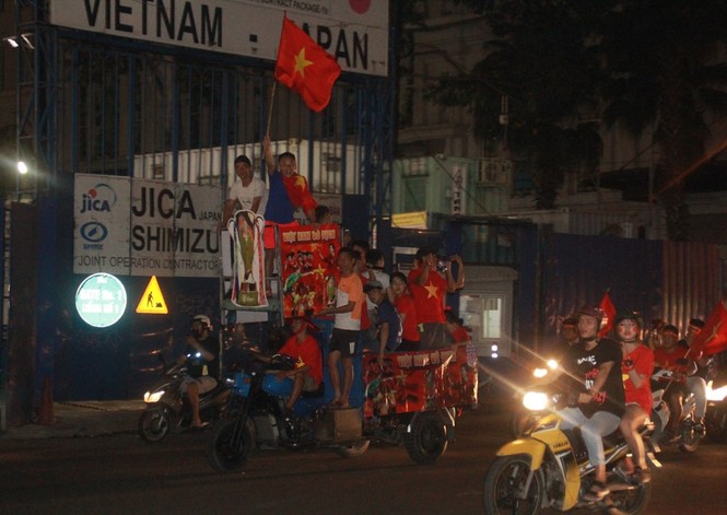 Thú vị hình ảnh đi cổ động từ trận Chung kết lượt đi AFF Cup 2018 - ảnh 13