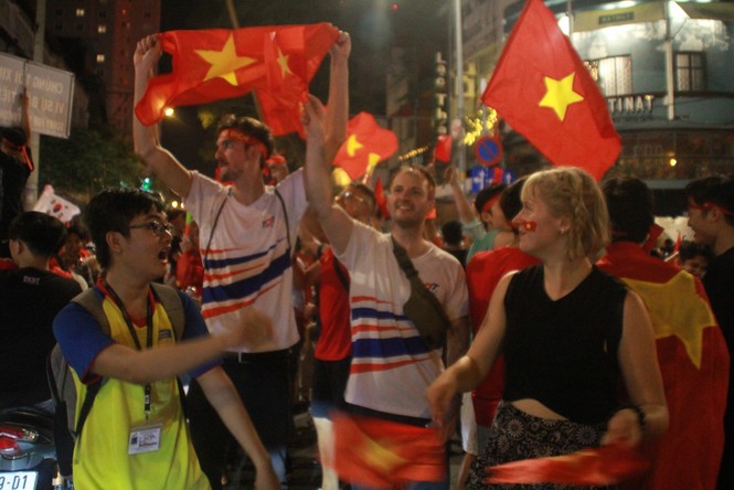 Khách nước ngoài nhảy múa tưng bừng ăn mừng cùng người hâm mộ Sài Gòn - ảnh 2