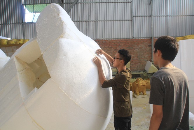 Nhìn gần các linh vật đường hoa Nguyễn Huệ trong giai đoạn tạo tác - ảnh 12