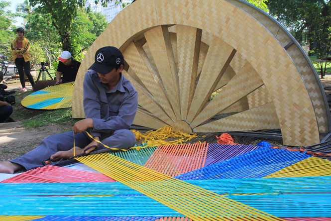 Nhìn gần các linh vật đường hoa Nguyễn Huệ trong giai đoạn tạo tác - ảnh 6