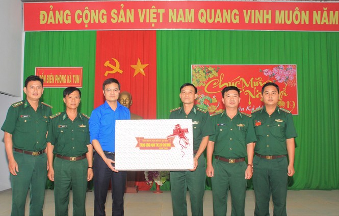 T.Ư Đoàn thăm hỏi, tặng quà Tết gia đình chính sách, thanh niên Tây Ninh - ảnh 9