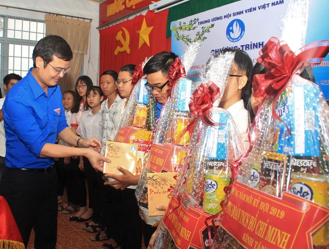 T.Ư Đoàn thăm hỏi, tặng quà Tết gia đình chính sách, thanh niên Tây Ninh - ảnh 12