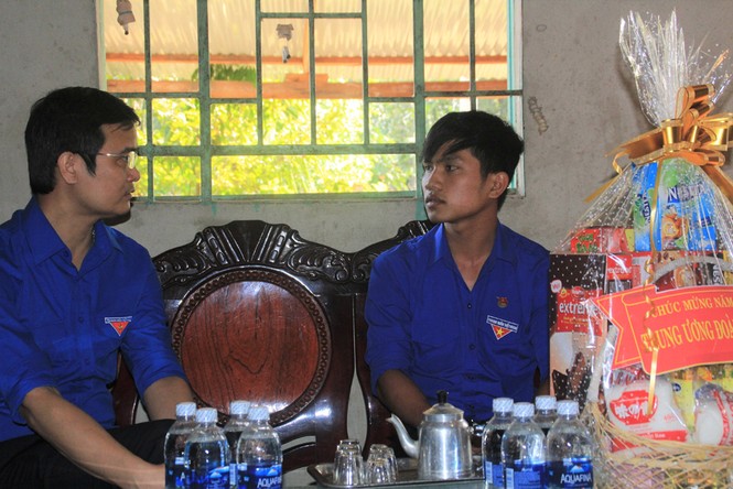 T.Ư Đoàn thăm hỏi, tặng quà Tết gia đình chính sách, thanh niên Tây Ninh - ảnh 3