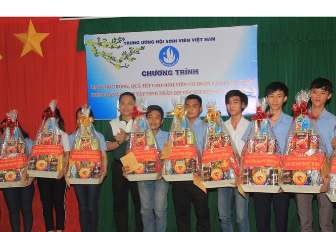 T.Ư Đoàn thăm hỏi, tặng quà Tết gia đình chính sách, thanh niên Tây Ninh - ảnh 13