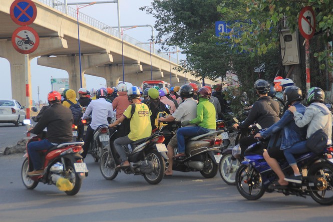 Người dân rộn ràng trở lại TPHCM sau kỳ nghỉ lễ dài - ảnh 1